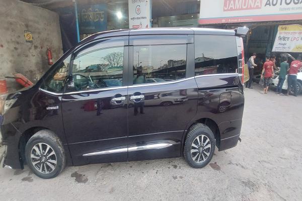 Toyota Esquire Gi Premium 2018 Model