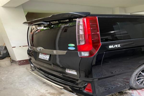 Black Noah WXB 2016 Non hybrid with 90 liters sequential CNG from Southern Automabiles for sell.